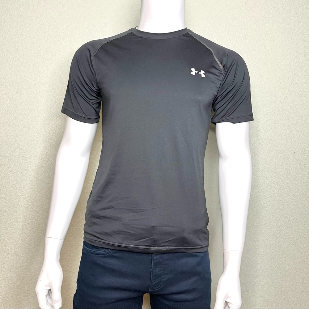 UNDER ARMOUR HeatGear running shirt.